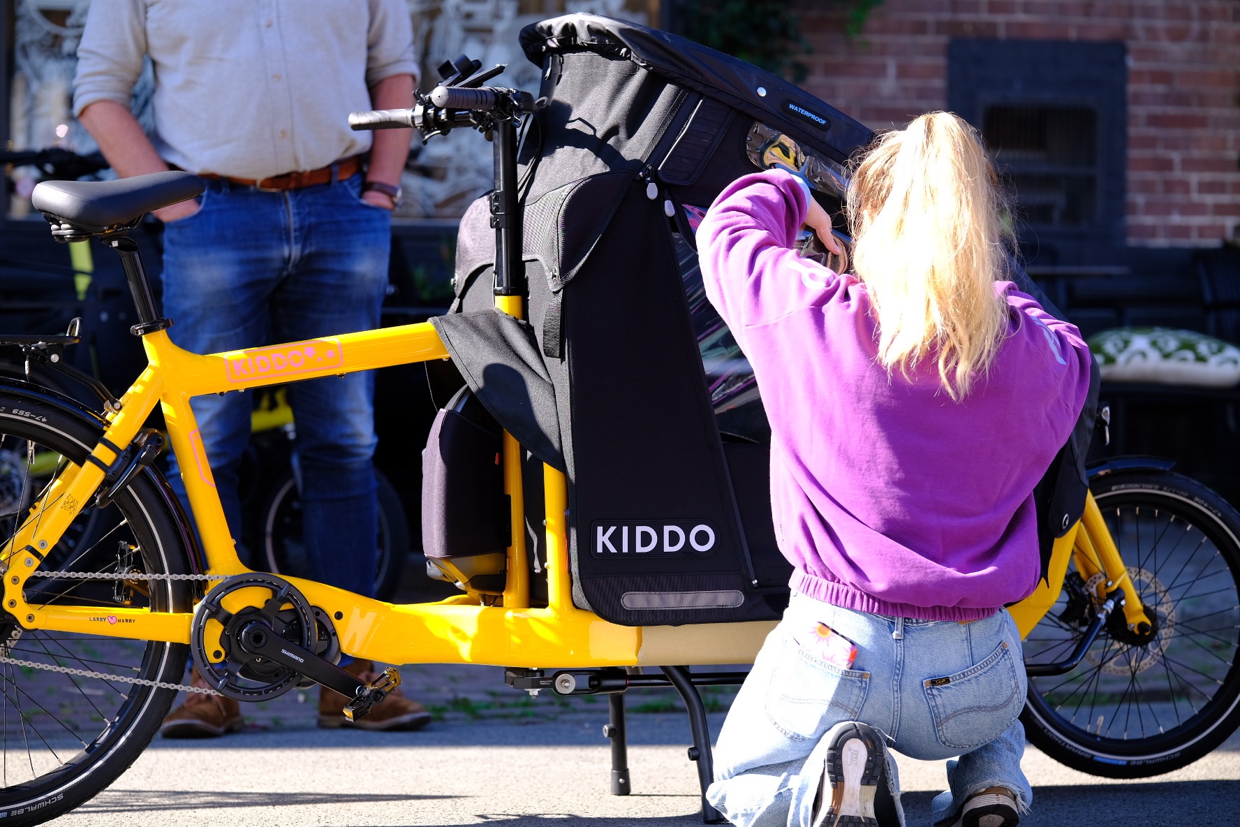 Gele Larry vs Harry Bullitt bakfiets met Kiddo-regentent bij Spaak